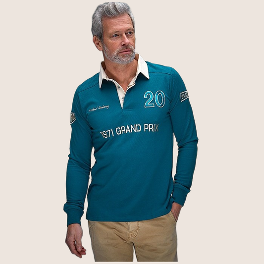 1971 Grand Prix Polo Long Sleeve Indigo – Langærmet polo i indigo med vintage-inspireret Grand Prix-design. Komfortabel og stilfuld til hverdagsbrug eller bilentusiast-events.