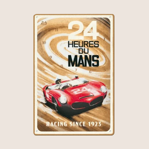 24 Heures du Mans “Racing Since 1923” Tin Sign – Rektangulær retro metalplade (20 × 30 cm) med en rød racerbil i forgrunden og teksten “24 Heures du Mans Racing Since 1923”. Perfekt til at hænge i garage eller som dekorativt vintage-stykke for motorsportsentusiaster.