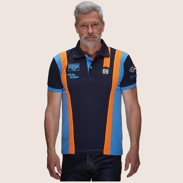 69 Racing Team Polo Navy – Klassisk navy polo med 69 Racing Team-design. Motorsportinspireret stil med broderede detaljer, perfekt til entusiaster af vintage racerløb.