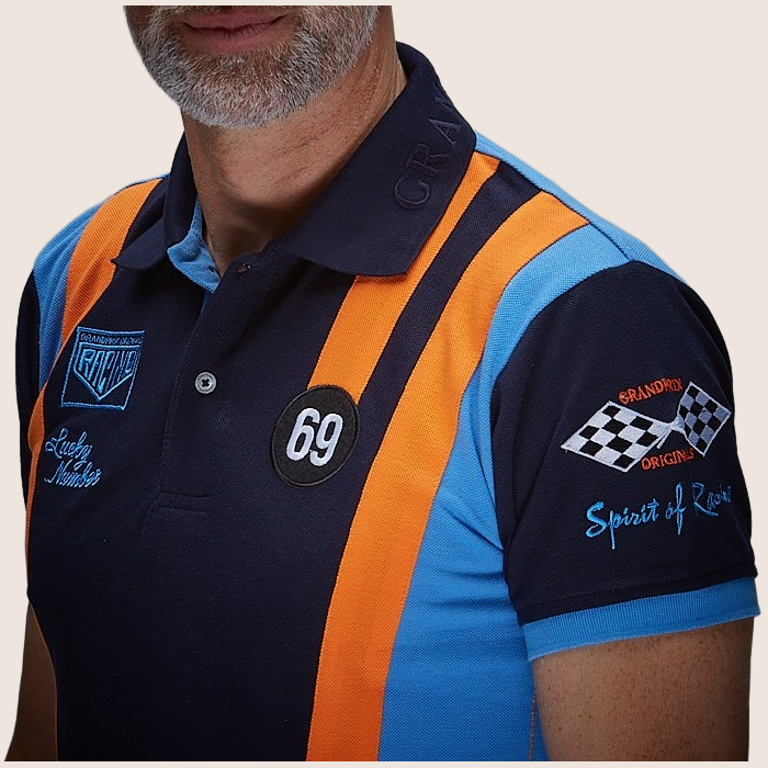 69 Racing Team Polo Navy – Klassisk navy polo med 69 Racing Team-design. Motorsportinspireret stil med broderede detaljer, perfekt til entusiaster af vintage racerløb.
