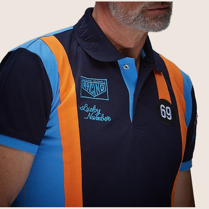 69 Racing Team Polo Navy – Klassisk navy polo med 69 Racing Team-design. Motorsportinspireret stil med broderede detaljer, perfekt til entusiaster af vintage racerløb.