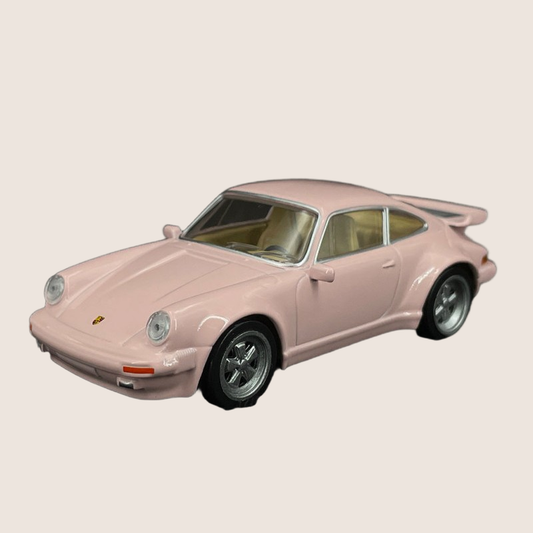 Porsche 911 Turbo Pink 1:43 Norev – Detaljeret skala 1:43 model af Porsche 911 Turbo i iøjnefaldende pink. Fremstillet af Norev med præcise linjer og autentisk design. En unik tilføjelse til enhver bilsamling
