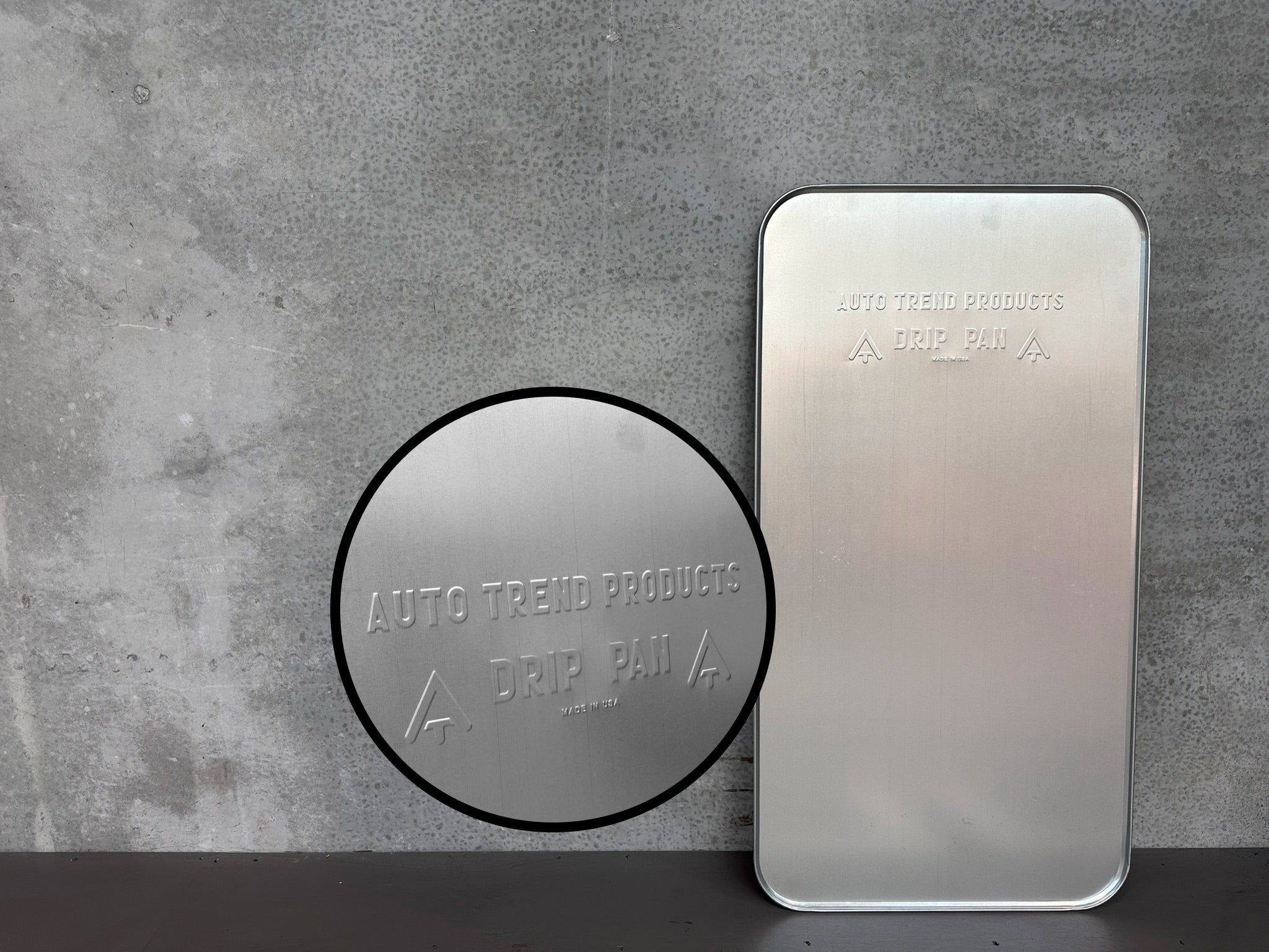 Drypbakke i aluminium med klassisk design – nærbillede viser den præget tekst på bakken.