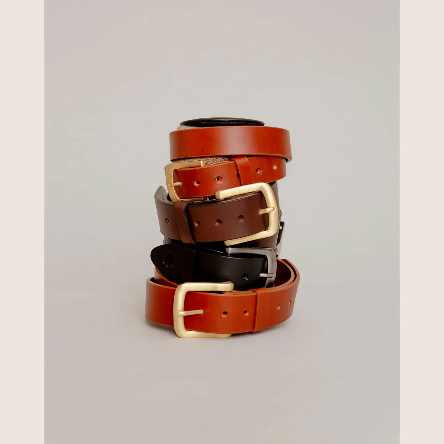 BUCKINGHAM BELT GOLD - Brown  - Elegant brunt læderbælte med guldspænde, ideelt til at fuldende et klassisk look.