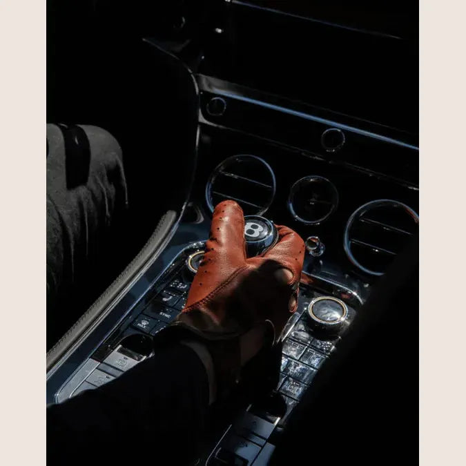Frederik, Cognac / One-Size – Håndlavede cognacfarvede kørehandsker, skabt til dem, der værdsætter kvalitet.