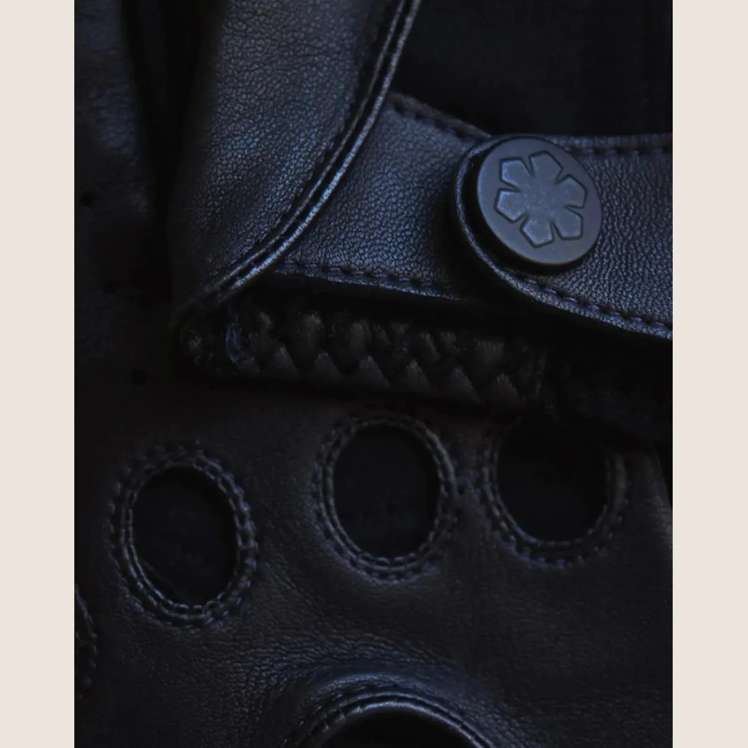 Frederik, Black / One-Size – Tidløse sorte kørehandsker i luksuriøst læder, perfekt greb og komfort på farten.