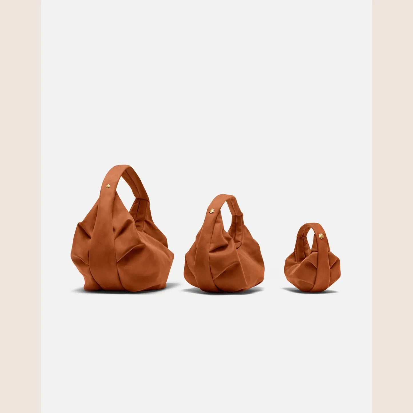 SWAN BAG MINI - CARAMEL - Caramel - Lækker mini Swan taske i karamel, ideel til et elegant og stilfuldt look.