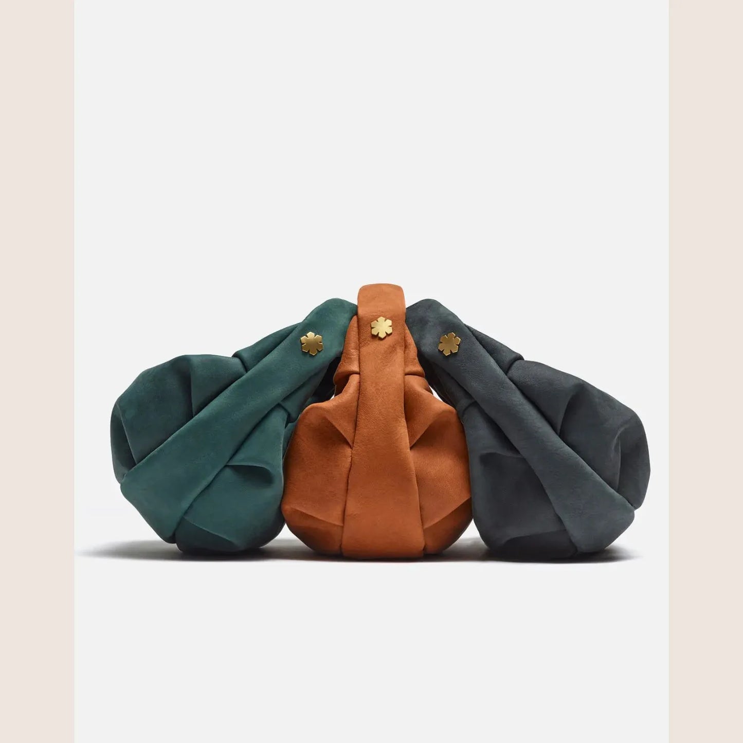 SWAN BAG MINI - CARAMEL - Caramel - Lækker mini Swan taske i karamel, ideel til et elegant og stilfuldt look.
SWAN BAG MINI - CHARCOAL - Charcoal - Stilfuld mini Swan taske i charcoal, ideel til både hverdag og aftenbrug.