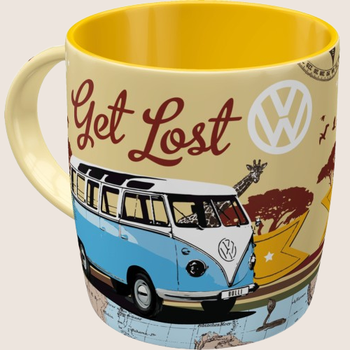 VW Bulli "Let’s Get Lost" Krus – Keramik krus med ikonisk VW Bulli-motiv og teksten "Let’s Get Lost". Ideel til kaffe- og teelskere samt VW-entusiaster.