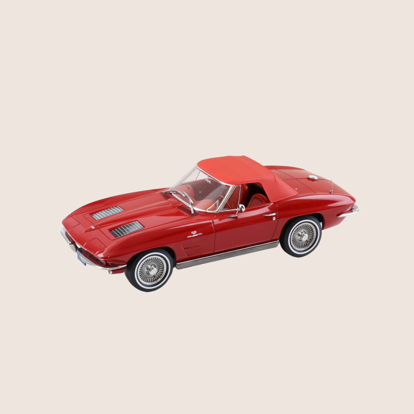 Chevrolet Corvette Stingray Cabriolet 1963 1:18 model i Riverside Red fra Norev med detaljeret karrosseri og realistisk interiør