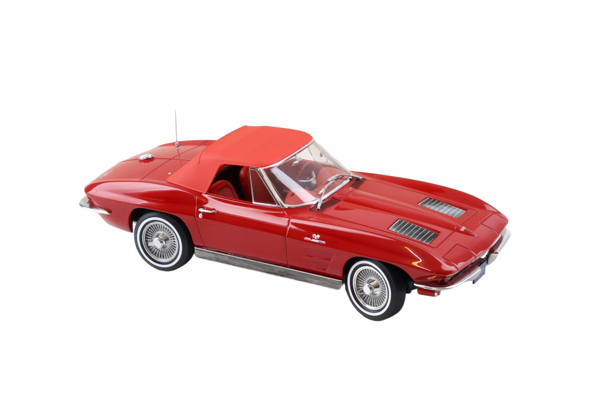 Chevrolet Corvette Stingray Cabriolet 1963 1:18 model i Riverside Red fra Norev med detaljeret karrosseri og realistisk interiør