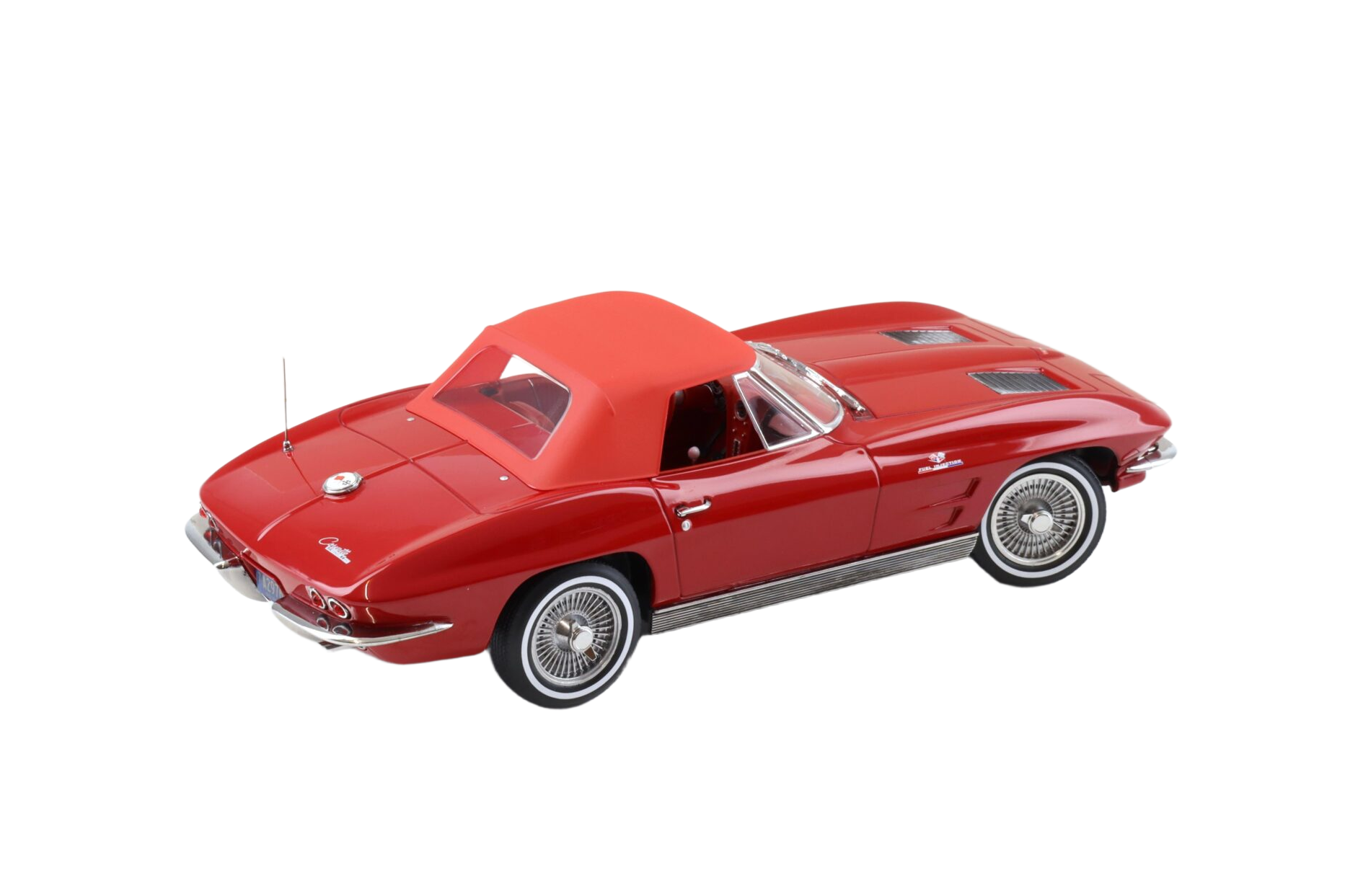 Chevrolet Corvette Stingray Cabriolet 1963 1:18 model i Riverside Red fra Norev med detaljeret karrosseri og realistisk interiør