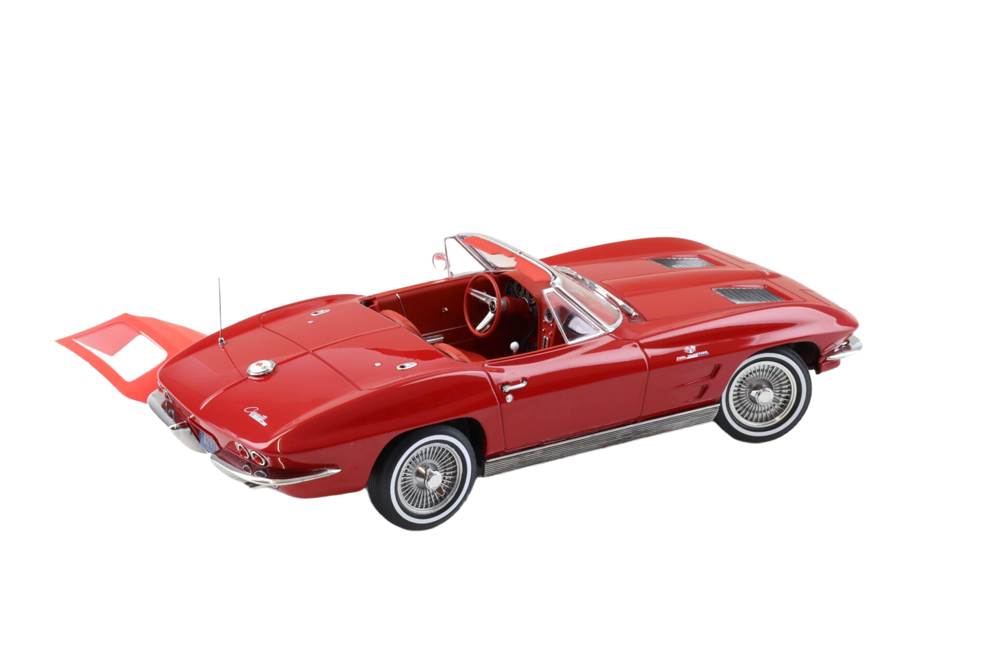 Chevrolet Corvette Stingray Cabriolet 1963 1:18 model i Riverside Red fra Norev med detaljeret karrosseri og realistisk interiør