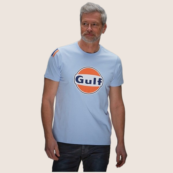 Gulf Classic T Light Blue – Klassisk t-shirt i lyseblå med ikonisk Gulf-logo. Perfekt til motorsportsentusiaster og retrostil.