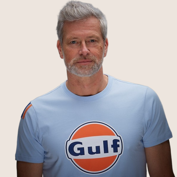 Gulf Classic T Light Blue – Klassisk t-shirt i lyseblå med ikonisk Gulf-logo. Perfekt til motorsportsentusiaster og retrostil.