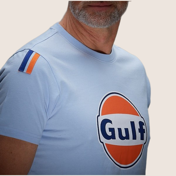 Gulf Classic T Light Blue – Klassisk t-shirt i lyseblå med ikonisk Gulf-logo. Perfekt til motorsportsentusiaster og retrostil.