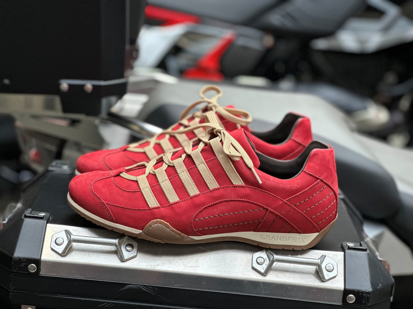 Røde Grandprix Originals Corsa Rosso sneakers i læder med dækmønstret sål og sporty design – inspireret af klassisk motorsport.