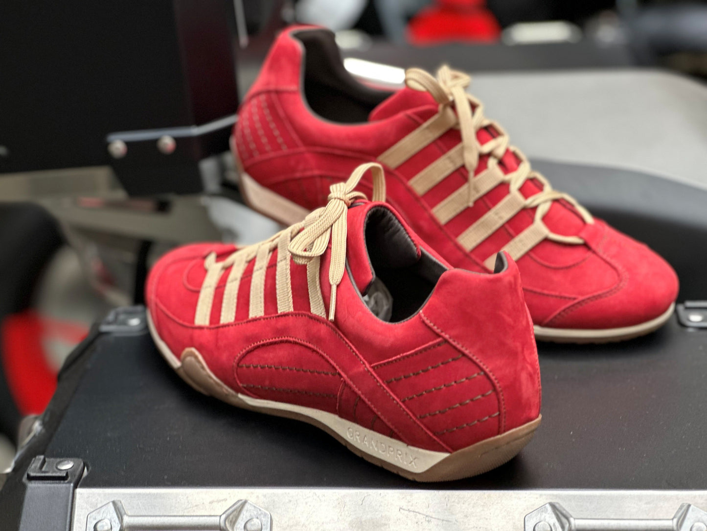Røde Grandprix Originals Corsa Rosso sneakers i læder med dækmønstret sål og sporty design – inspireret af klassisk motorsport.