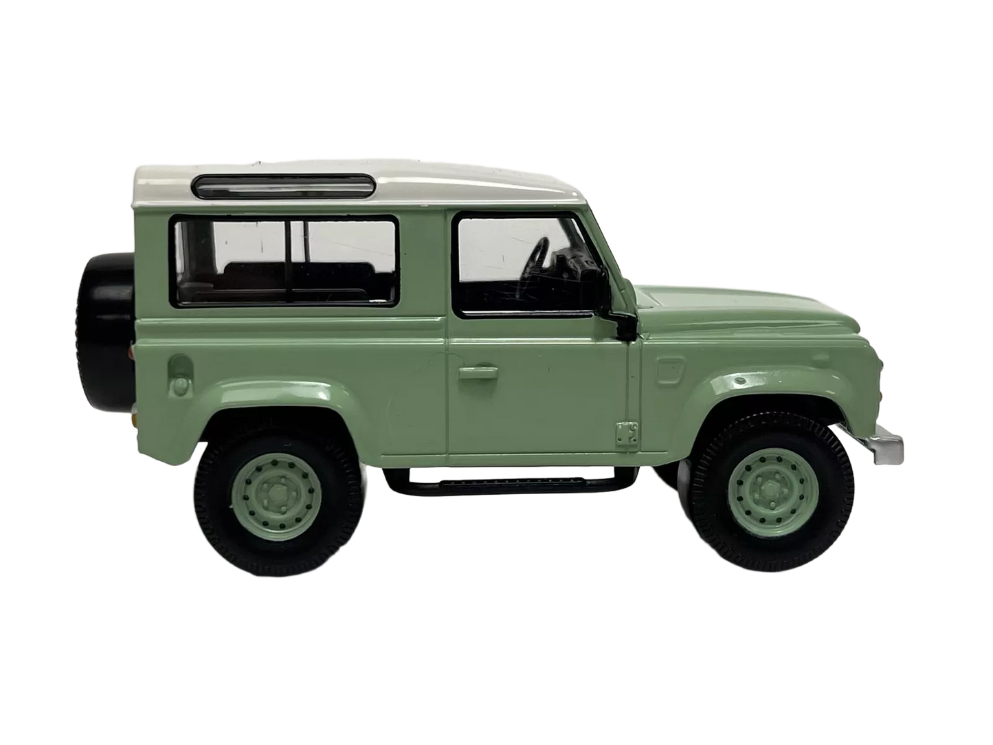 Land Rover Defender 1:43 – Præcist udført model af den robuste Land Rover Defender i skala 1:43 fra Norev. Perfekt til fans af terrængående køretøjer og samlere af klassiske 4x4-biler.