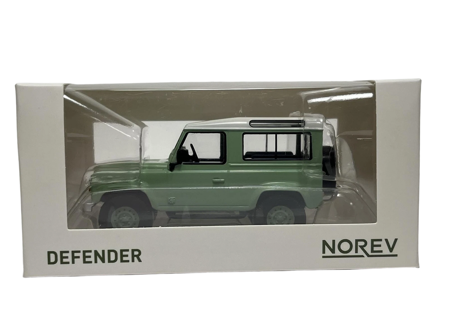 Land Rover Defender 1:43 – Præcist udført model af den robuste Land Rover Defender i skala 1:43 fra Norev. Perfekt til fans af terrængående køretøjer og samlere af klassiske 4x4-biler.
