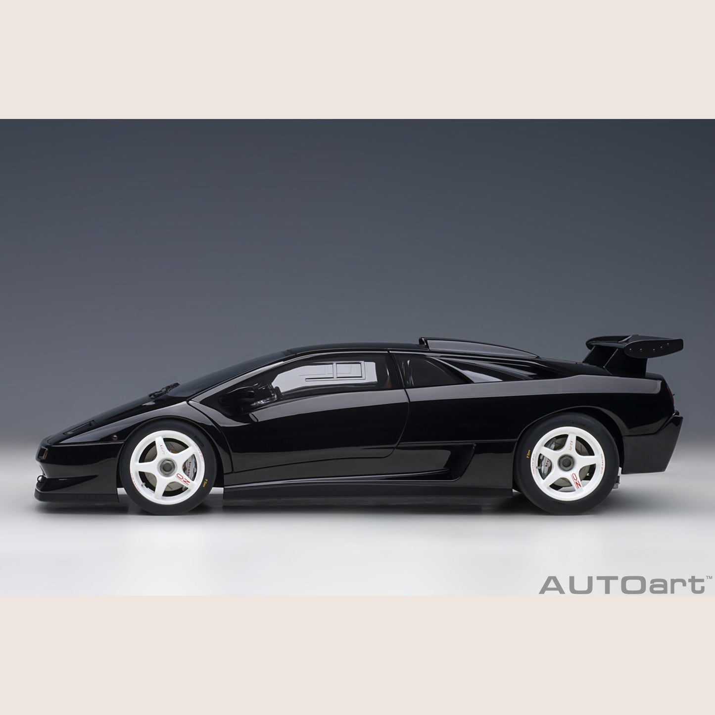 Lamborghini Diablo SE30 - 1999 1:18 – Højdetaljeret model af Lamborghini Diablo SE30 fra 1999.