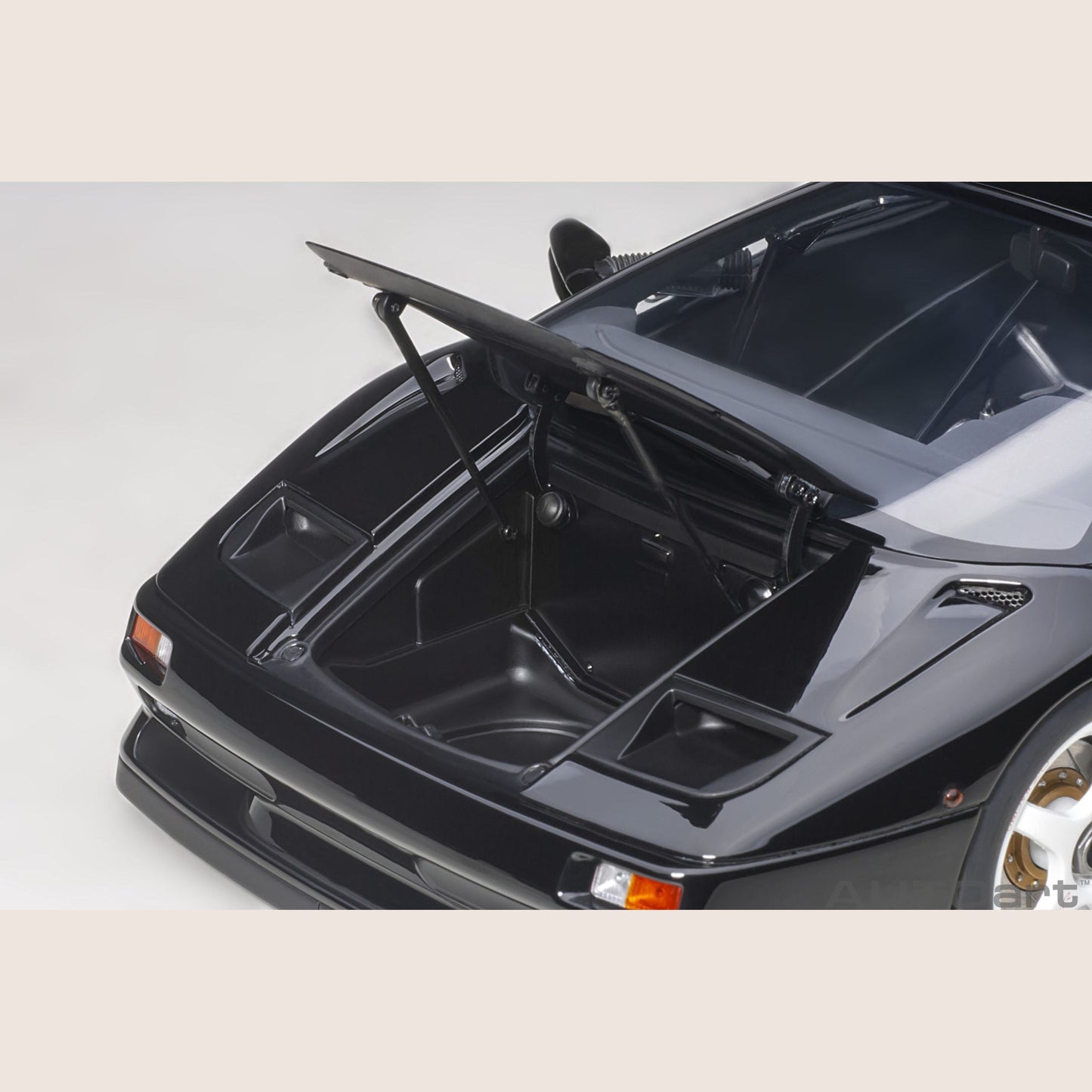 Lamborghini Diablo SE30 - 1999 1:18 – Højdetaljeret model af Lamborghini Diablo SE30 fra 1999.