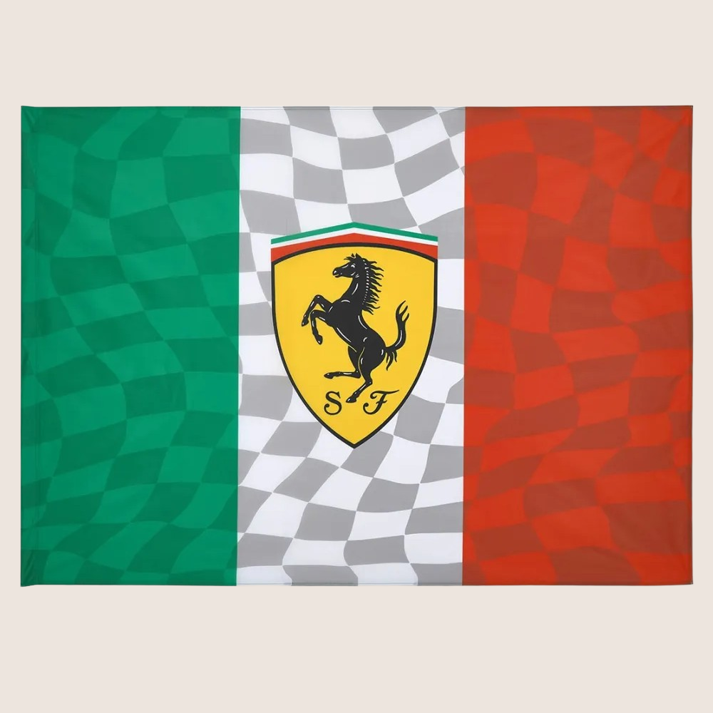 Ferrari Scuderia Flag - Ferrari Original Merchandise - 140x100 cm – Officielt Ferrari-flag i høj kvalitet med det ikoniske Scuderia-logo. Måler 140x100 cm og er perfekt til fans og samlere.
