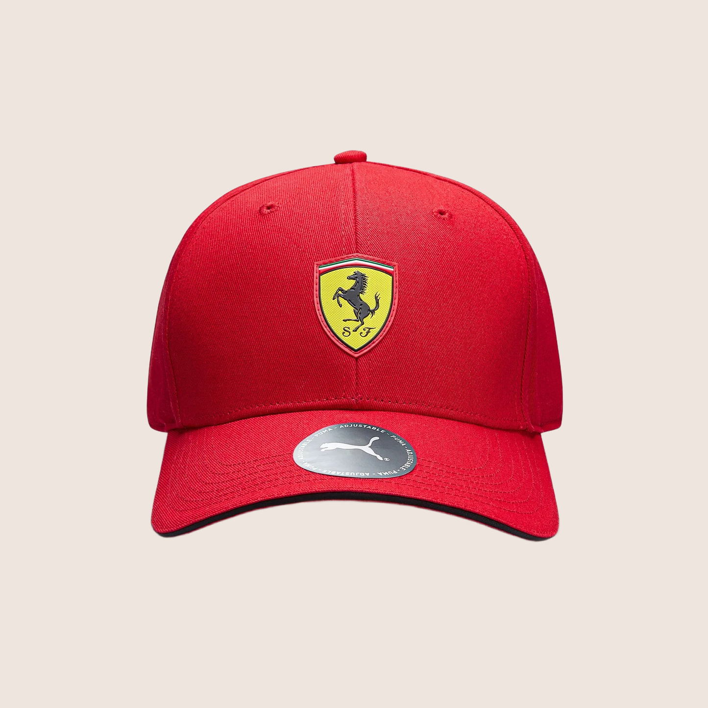 Scuderia Ferrari F1 Classic Cap – Rød – Klassisk rød cap med Scuderia Ferrari F1-logo. Designet til voksne, ideel til Ferrari-fans, der ønsker at vise deres støtte til Formel 1-teamet med stil.
