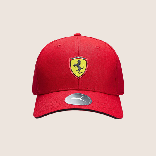 Scuderia Ferrari F1 Classic Cap – Rød – Klassisk rød cap med Scuderia Ferrari F1-logo. Designet til voksne, ideel til Ferrari-fans, der ønsker at vise deres støtte til Formel 1-teamet med stil.