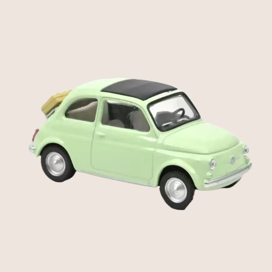 Fiat 500 F Light Green Jet Car 1:43 – Skala 1:43 model af den klassiske Fiat 500 F i lysegrøn. Produceret af Jet Car med fine detaljer og autentisk retrodesign. Perfekt til samlere af ikoniske biler.