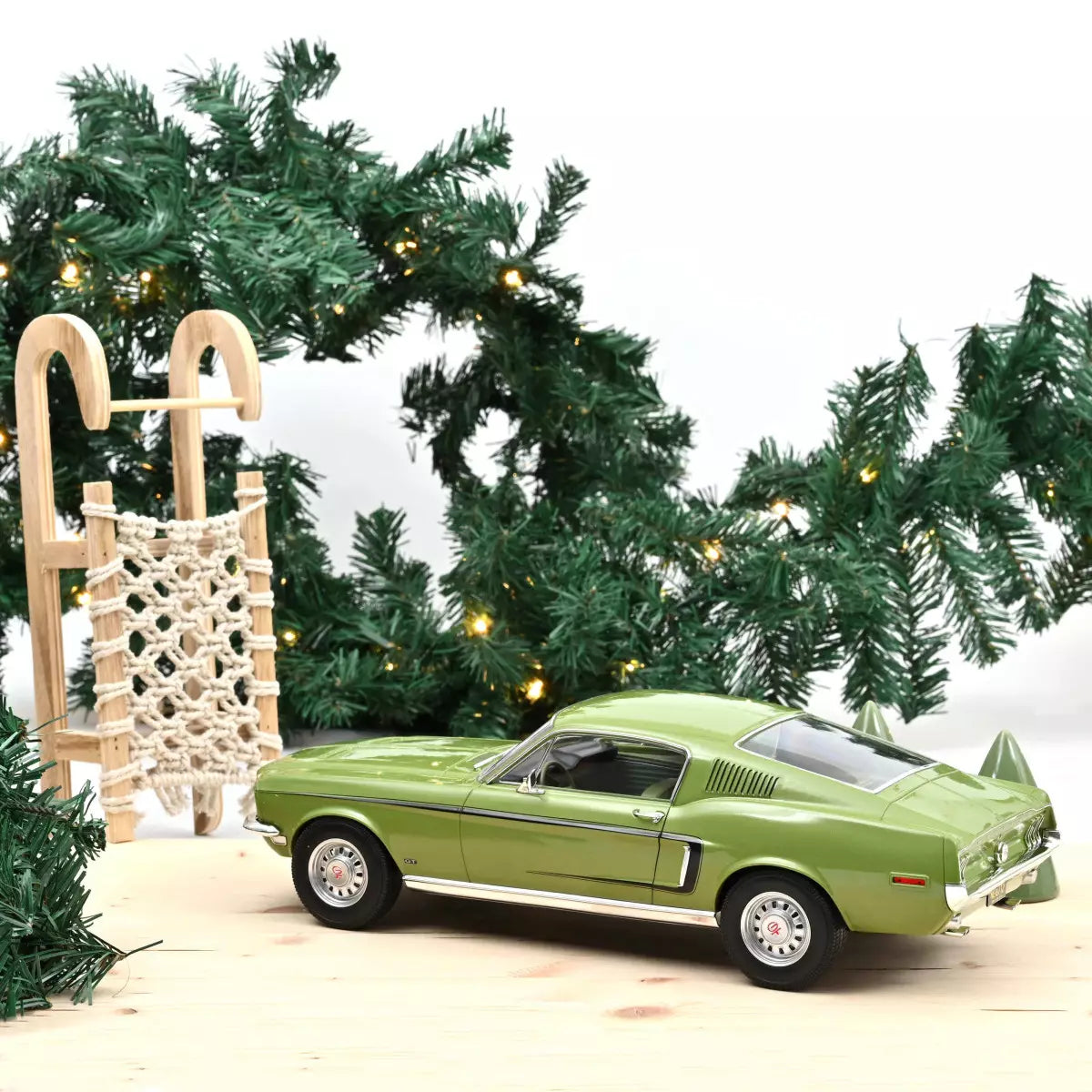 Ford Mustang GT 1968 1:12 Norev – Stor skala 1:12 model af Ford Mustang GT fra 1968.
