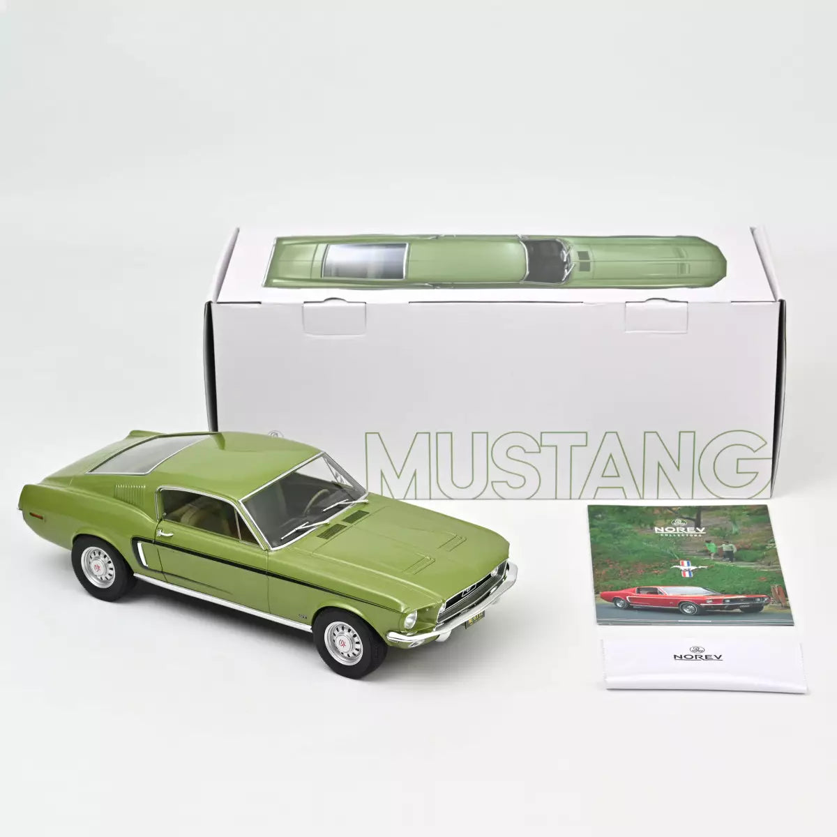 Ford Mustang GT 1968 1:12 Norev – Stor skala 1:12 model af Ford Mustang GT fra 1968.