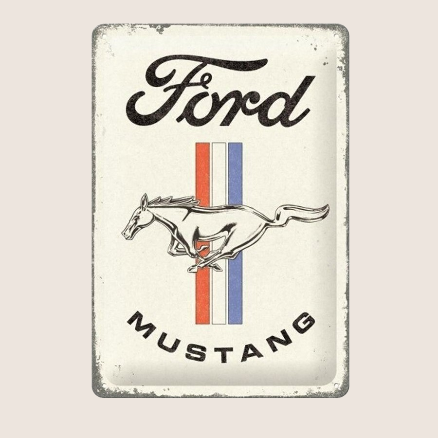 Ford Mustang Horse and Stripes Metalskilt 20x30 cm – Dekorativt vintage-skilt med klassisk Mustang-logo og striber. Ideelt til værksted, garage eller som samlerobjekt.
