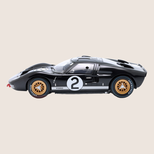 1:12 FORD GT40 MK II NO 1 24H LE MANS 1966 - Detaljeret 1:12 model af Ford GT40 MK II fra Le Mans 1966, perfekt til samlere af historiske racerbiler.