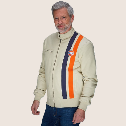Gulf Delaney Blouson Light Beige – Stilfuld herrejakke i lys beige med ikoniske Gulf-racingdetaljer. Inspireret af klassisk motorsport og Steve McQueen-looket.