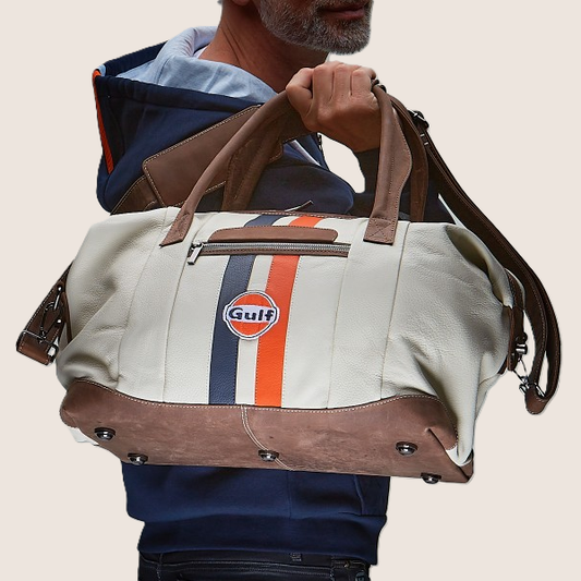 Gulf Leather Travelbag Light Beige Medium – Eksklusiv rejsetaske i lys beige læder med klassiske Gulf-detaljer. Perfekt størrelse til weekendture og stilfuld rejsebrug.
