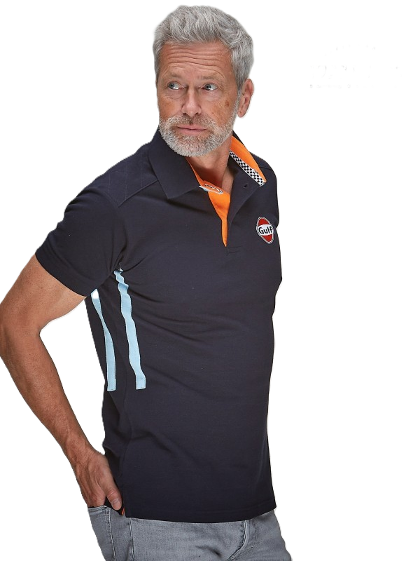 Gulf Side Stripe Polo Navy – Sporty polo i navyblå med ikoniske Gulf-racingstriber langs siden. Komfortabelt bomuldsdesign, perfekt til motorsportsfans og hverdagsbrug.