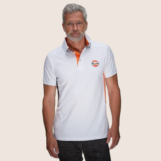 Gulf Side Stripe Polo Hvid – Stilfuld polo i hvid med klassiske Gulf-racingstriber i siden, fremstillet i blødt bomuld for et sporty og tidløst look.