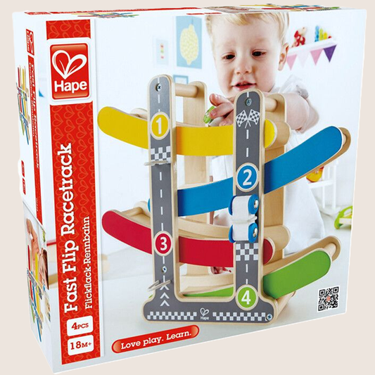 Hape Fast Flip Racetrack (E0438) – Farverig og robust træbilbane i skala 1:64, designet til børn fra 18 måneder. Bilerne kører ned ad de farvede ramper og flip-flopper fra bane til bane, hvilket skaber underholdende og lærerig leg. Fremstillet i bæredygtigt træ med giftfri maling og CE-mærket for sikkerhed.
