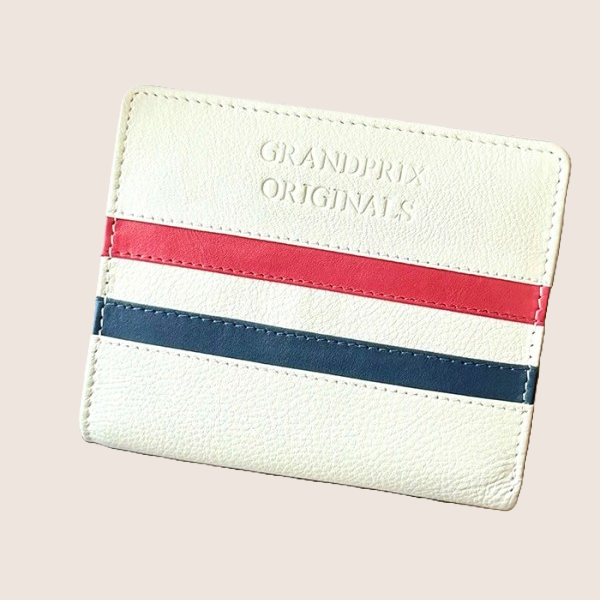 GrandPrix Originals Ivory Wallet – elegant bi-fold pung i blødt ivory-nappa læder med præget GrandPrix-logo, rummelig til kort, sedler og mønter – perfekt til motorsportsfans der ønsker klassisk stil og funktionalitet.