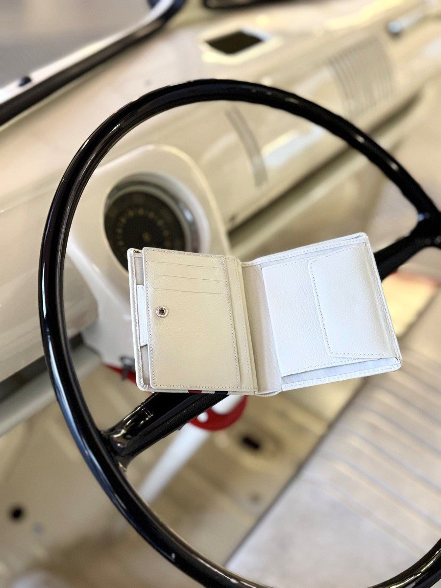 GrandPrix Originals Ivory Wallet – elegant bi-fold pung i blødt ivory-nappa læder med præget GrandPrix-logo, rummelig til kort, sedler og mønter – perfekt til motorsportsfans der ønsker klassisk stil og funktionalitet.