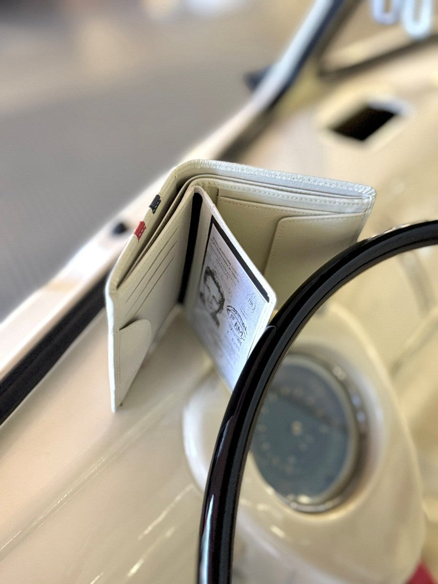GrandPrix Originals Ivory Wallet – elegant bi-fold pung i blødt ivory-nappa læder med præget GrandPrix-logo, rummelig til kort, sedler og mønter – perfekt til motorsportsfans der ønsker klassisk stil og funktionalitet.
