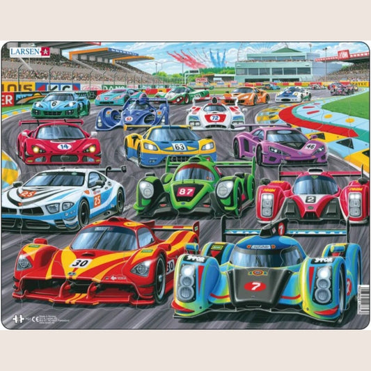 Larsen Maxi Racing 38 pcs Puzzle – Farverigt og underholdende 38-brikkers puzzle med racingtema. Perfekt til små bilentusiaster, der elsker udfordringer og sjovt legetøj.