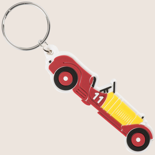 Silhouette Car Nøglering – 24H Le Mans: Elegant nøglering i metal formet som en bilsilhuet, inspireret af det ikoniske 24-timers Le Mans-løb. Måler 70 x 2 mm og fås i flere farver – en stilfuld og funktionel gave til motorsportsfans.