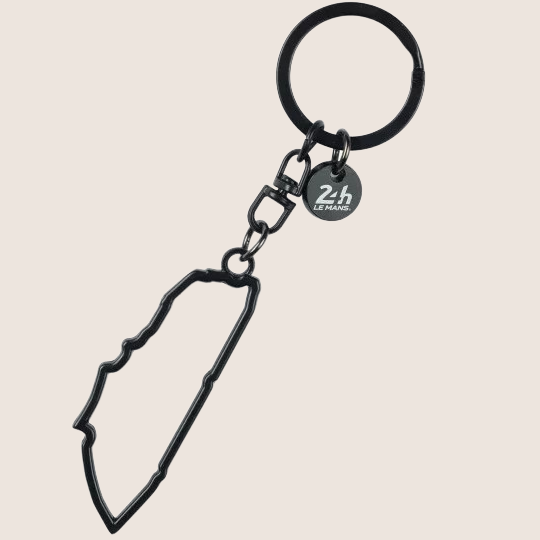 Circuit Keyring – 24H Le Mans: Elegant metalnøglering med vedhæng, der gengiver det ikoniske Le Mans 24-timers racerløbsbane. Udført i blank nikkel og mat sølvfinish, ideel for motorsportsentusiaster og samlere.