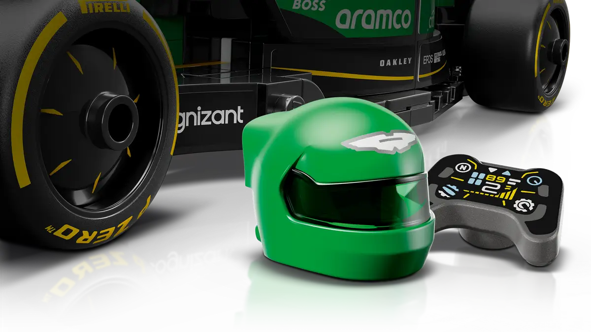 LEGO Speed Champions Aston Martin Aramco F1® AMR24-racerbil (77245) – detaljeret model af Aston Martin F1 AMR24 fra 2024-sæsonen. Sættet inkluderer en minifigur af en Aston Martin F1-kører, cockpit med sikkerhedsbøjle, bagvinge, wishbone-affjedring og sponsorklistermærker. Perfekt til både leg og udstilling.