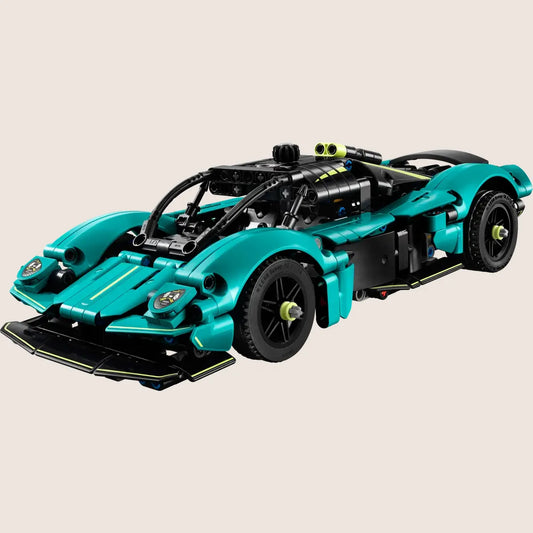 LEGO Technic 42208 Aston Martin Valkyrie – detaljeret 1:24 Technic-model med 707 dele, teal og sort finish, funktionelle gullwing-døre, bevægelige hydrauliske stempler i V12-motoren, topstyret rattet, hætte der åbner, motorcover der løftes og differentiale – autentisk reproduktion af den aerodynamiske superbil