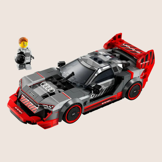 LEGO Speed Champions Audi S1 e‑tron quattro Race Car 76921 – Detaljeret 1:~~ modellering af Audi S1 e‑tron quattro som Speed Champions-sæt. Inkluderer stor bagvinge, diffuser, luftindtag, aftageligt tag og minifigur med hjelm. Designet til samle- og legeområde for børn og voksne