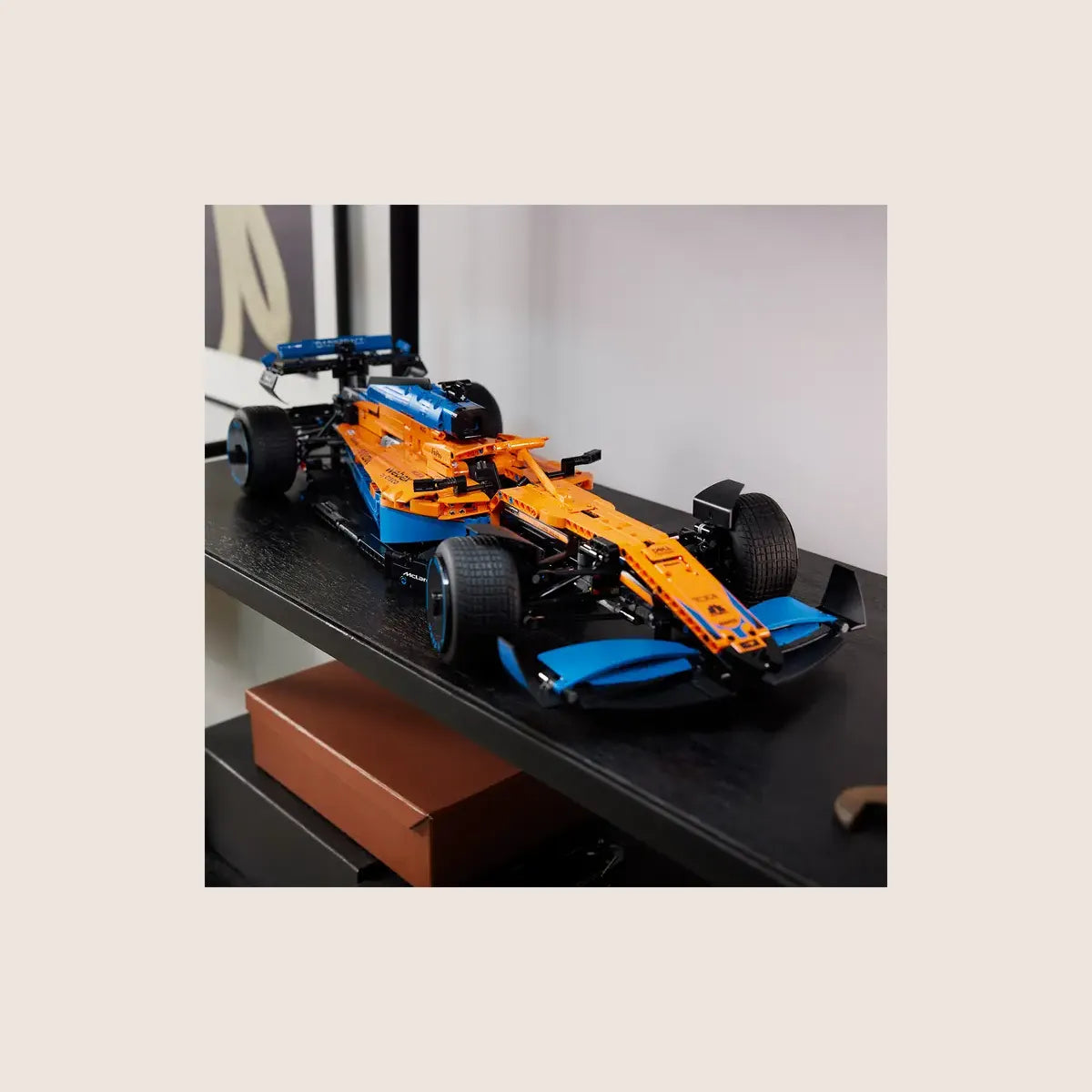 McLaren Formel 1-racerbil – LEGO model af McLaren F1-racer, perfekt til motorsportentusiaster.