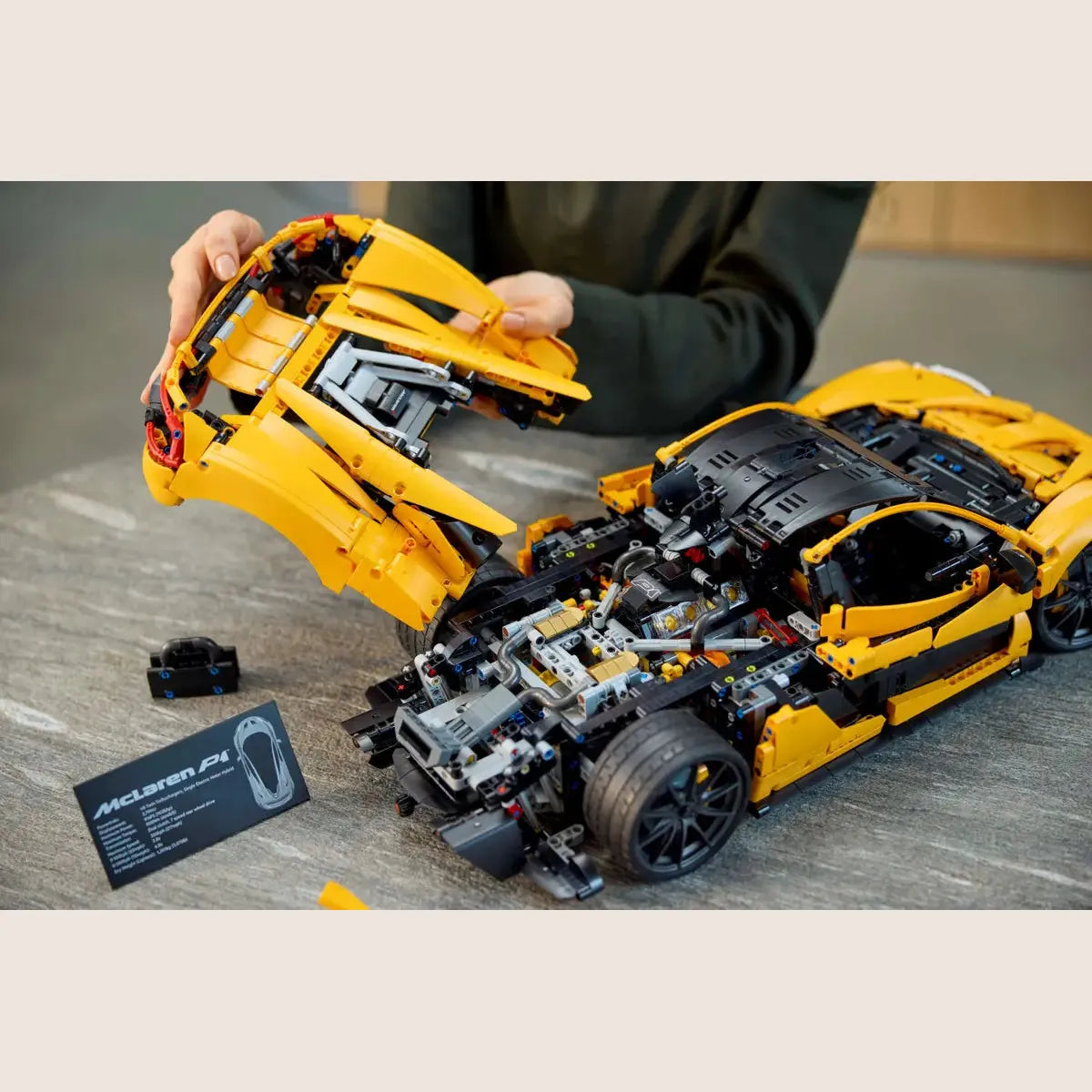 McLaren P1 – LEGO Speed Champions model af McLaren P1, en hyperbil med aerodynamisk design.